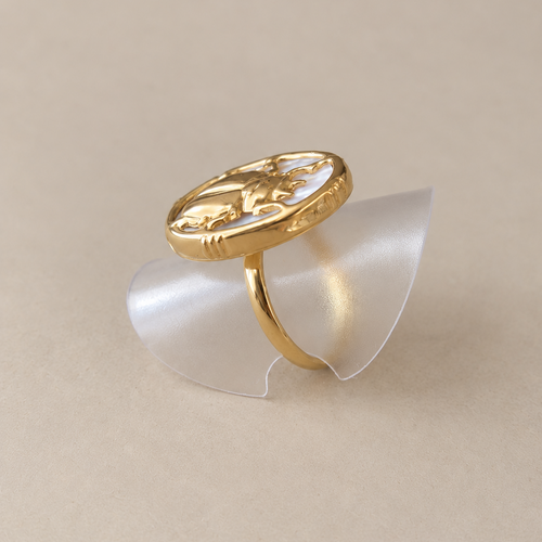 Bague Camille Scarabée – portée au doigt