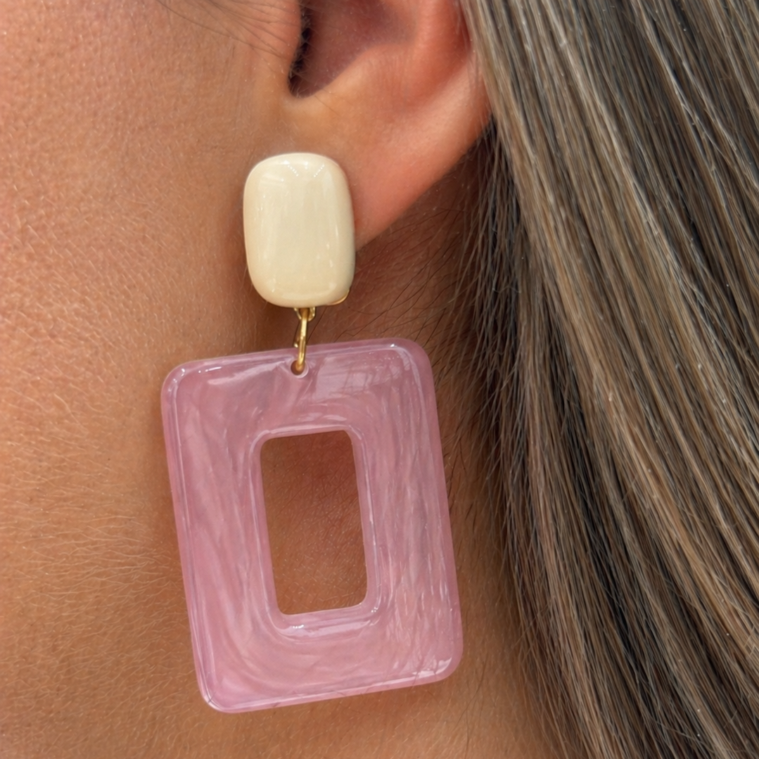 Boucles d'oreilles lola portées rose et beige