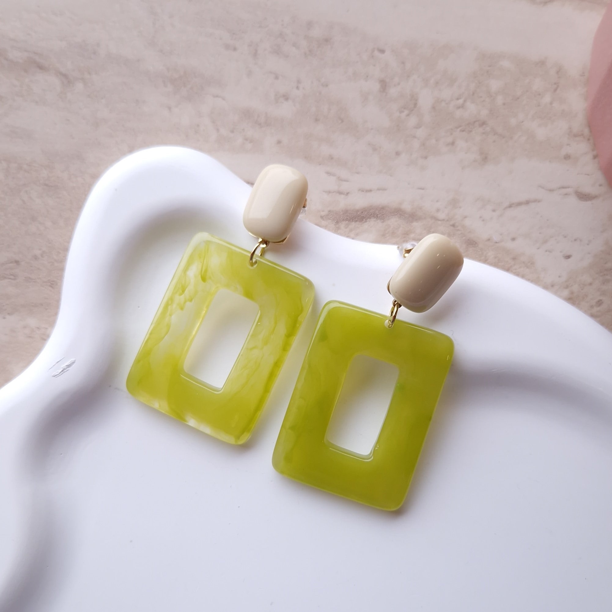 Boucles d'oreilles lola vert pomme forme rectangle résine hyper légères