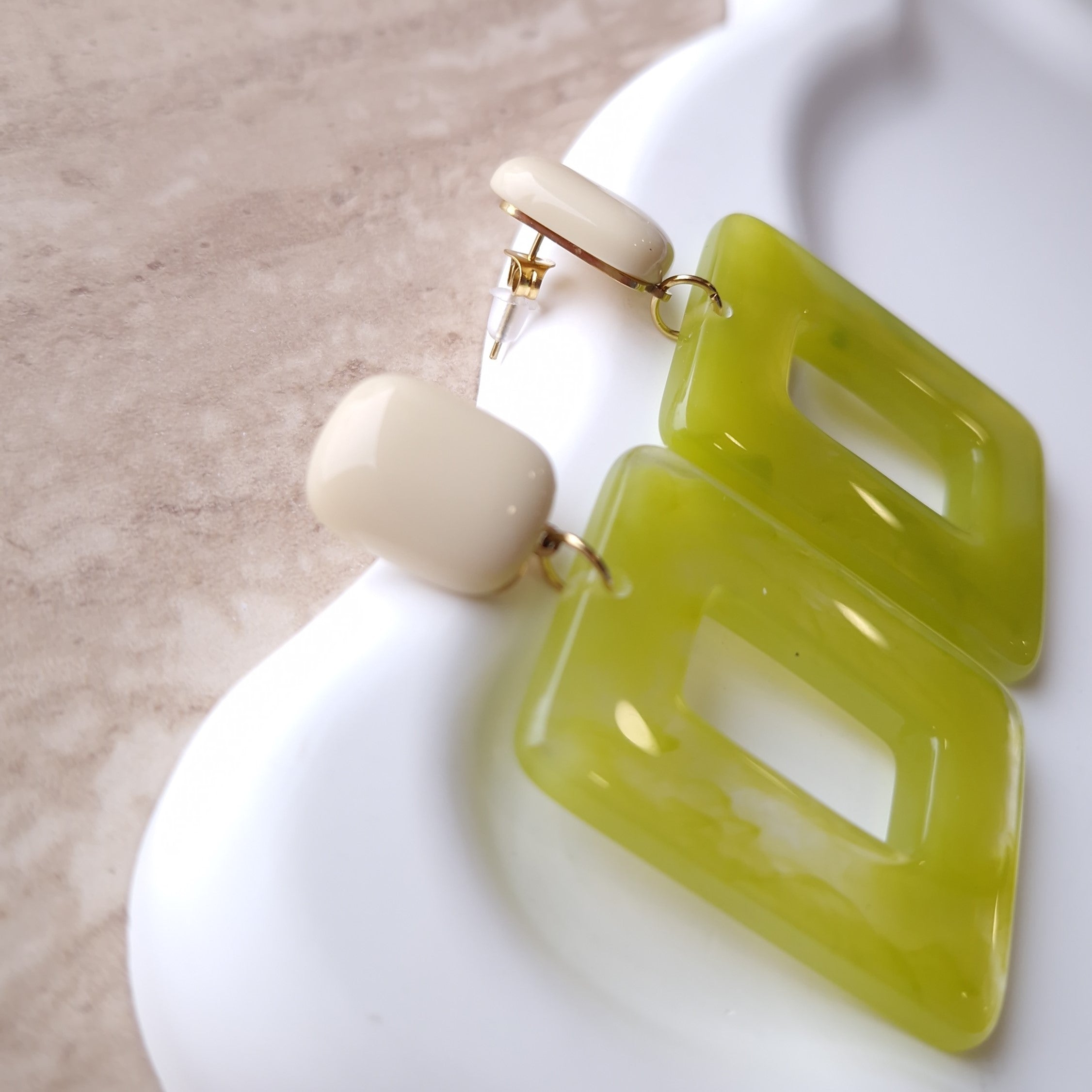 Boucles d'oreilles acier inoxydable et résine vert pomme et beige 