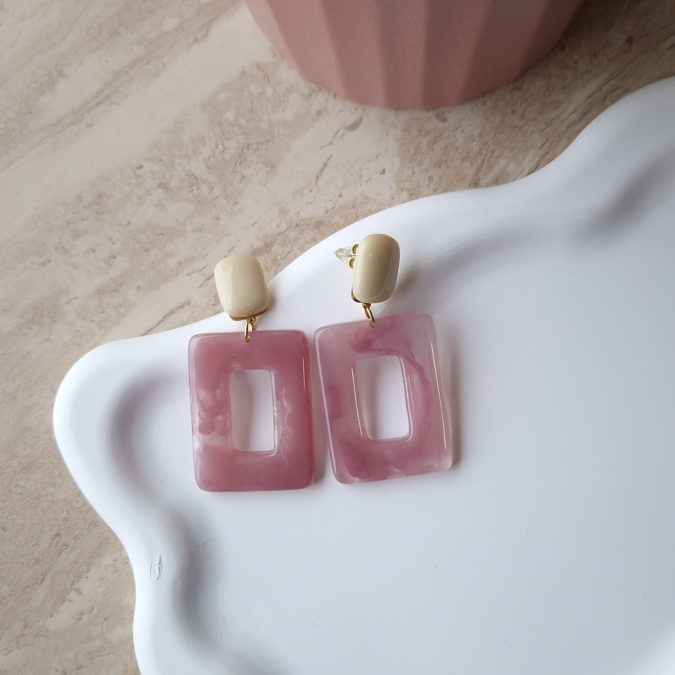 Boucles d'oreille Lola forme rectangle rose et beige et acier inoxydable