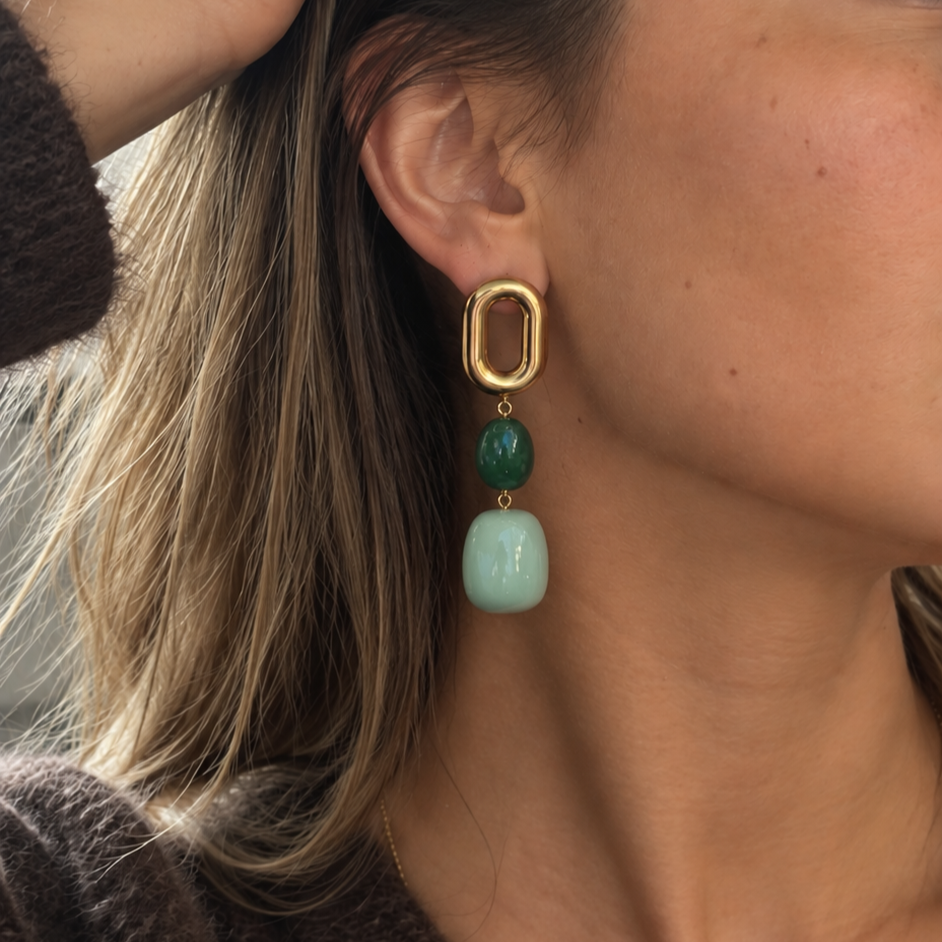 Boucles d'oreilles Anna Vert portées — clou doré ovalé et perles vert forêt et vert d'eau