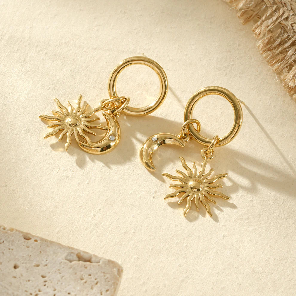 boucles d'oreilles dorées soleil en acier inoxydable pendentif lune et soleil bijou tendance femme lumineux et élégant 
