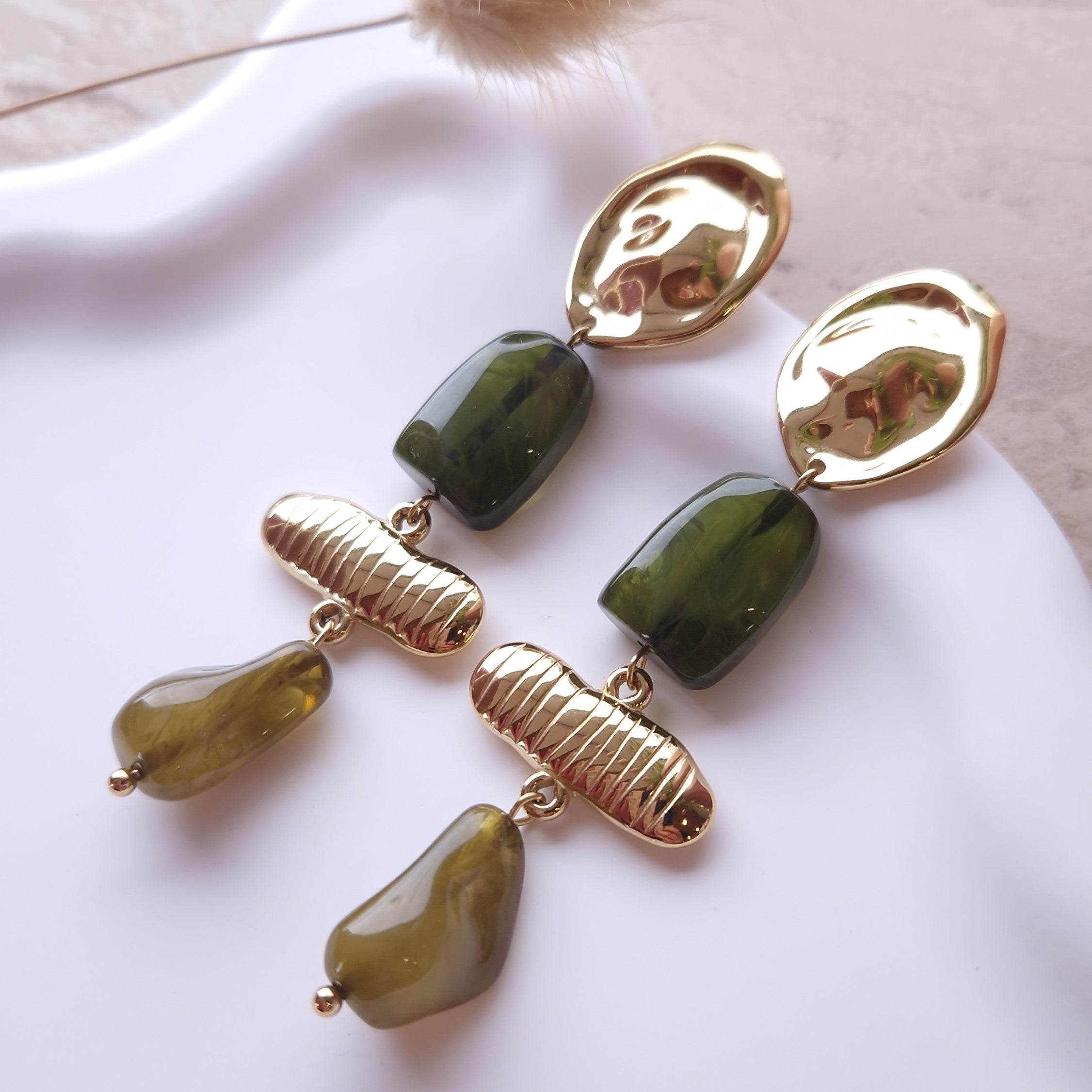 boucles d'oreilles longues vert olive détails dorés acier inoxydable bijoux élégants 