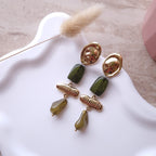 boucles d'oreilles pendantes vert olive et doré acier inoxydable et résine bijou tendance femme hypoallergénique résistant à l'eau