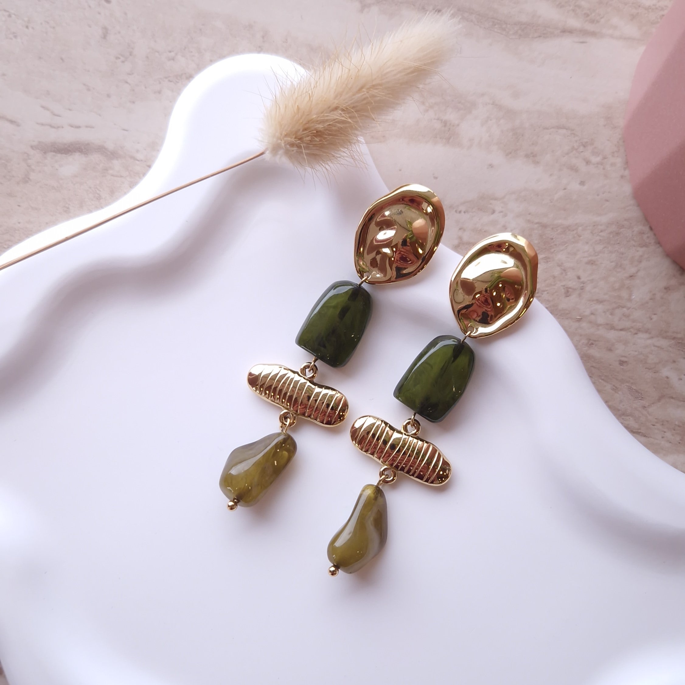 boucles d'oreilles pendantes vert olive et doré acier inoxydable et résine bijou tendance femme hypoallergénique résistant à l'eau