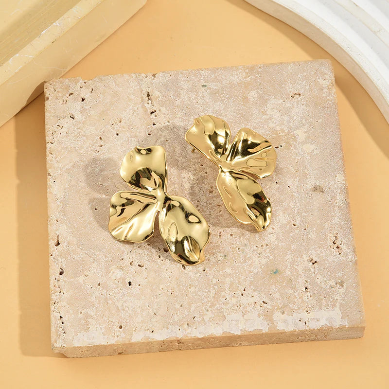 boucles d'oreilles femme tendance pétales fleurs doré texturée 