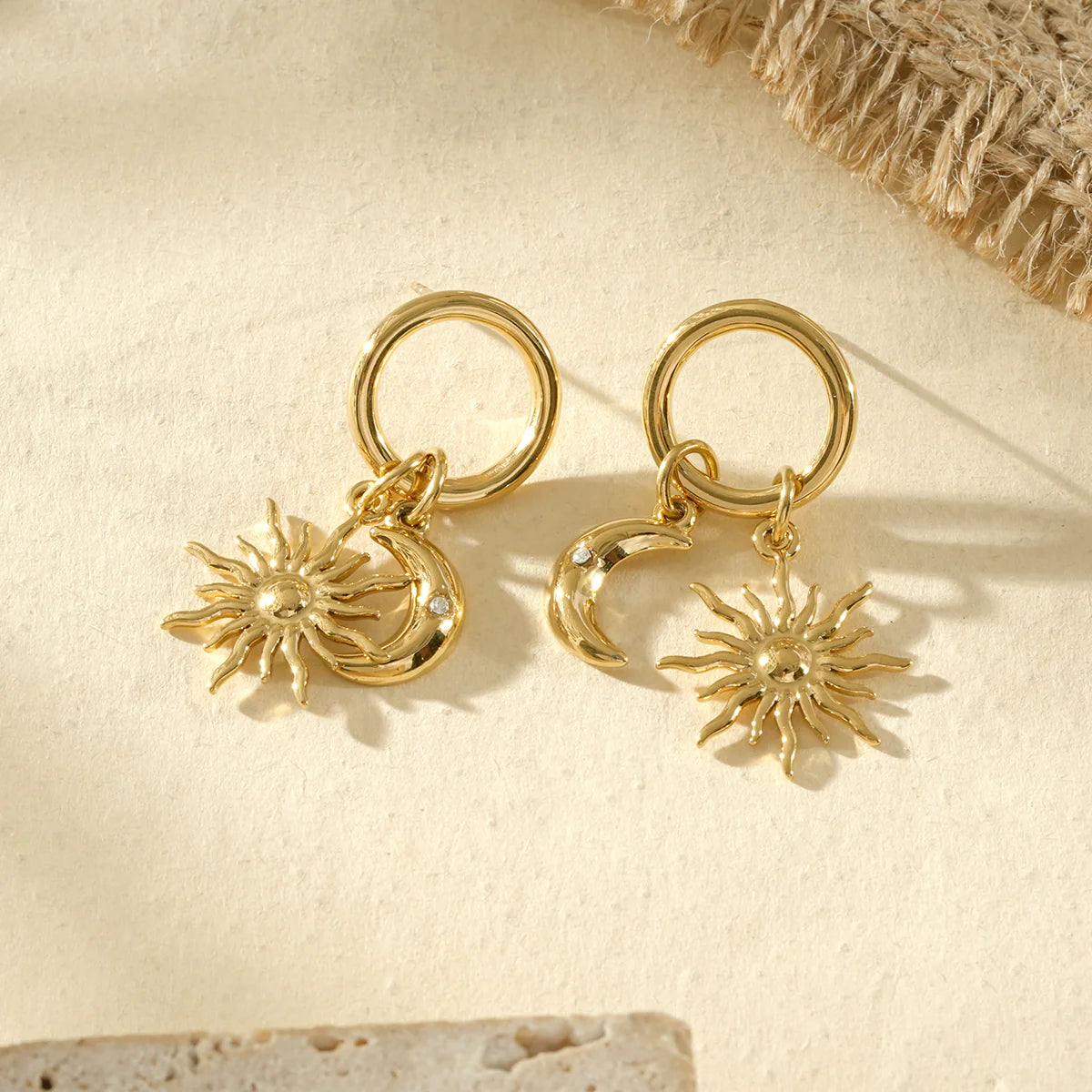 boucles d'oreilles créoles dorées avec pendentifs soleil et lune acier inoxydable bijou solaire bohème chic 
