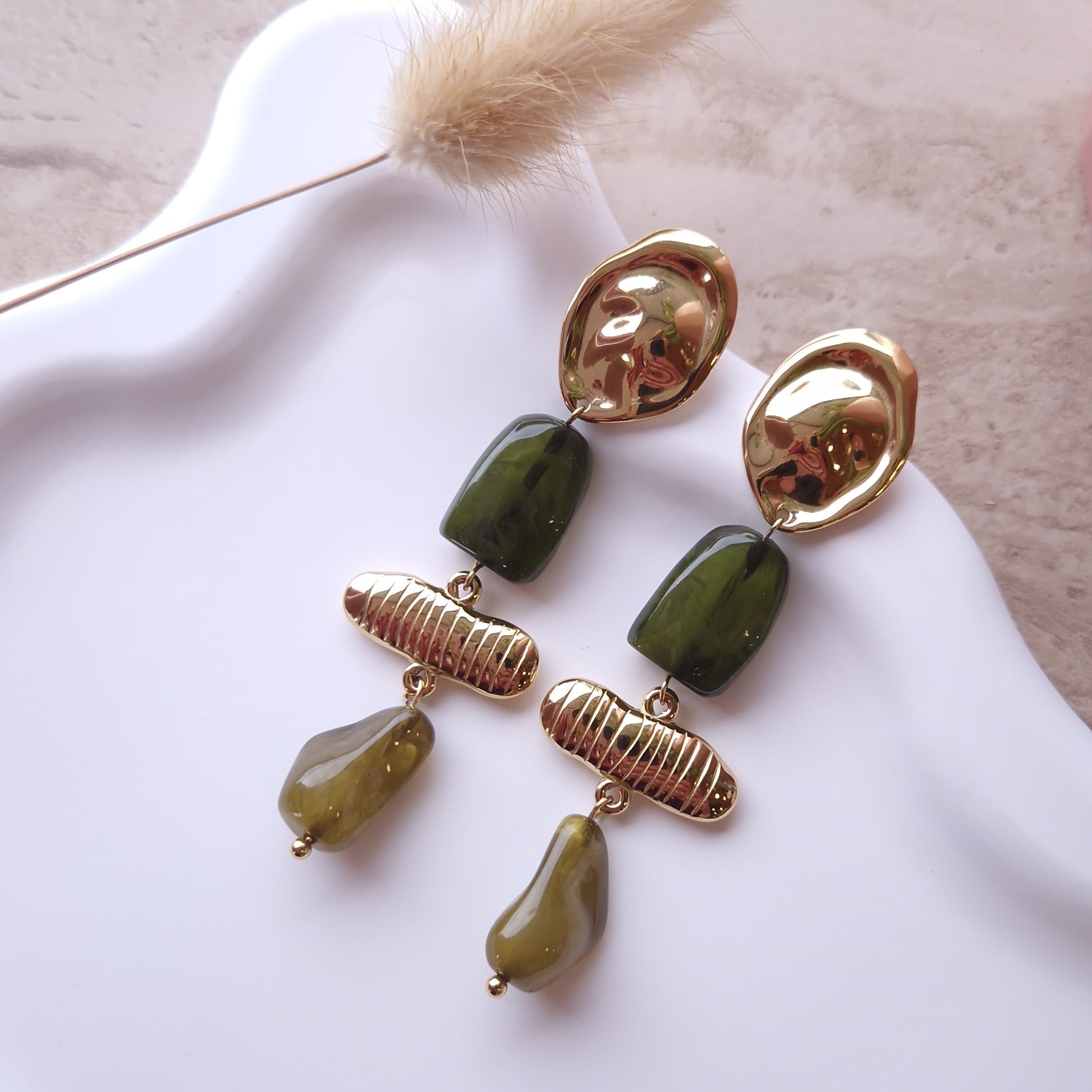 boucles d'oreilles pendantes moderne vert et doré en résine et acier inoxydable bijou femme tendance léger et résistant à l'eau