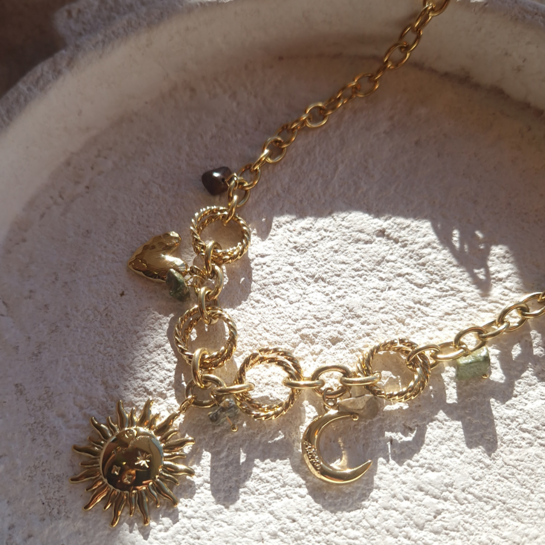 Collier Alba acier inoxydable doré – détail charms soleil lune au soleil
