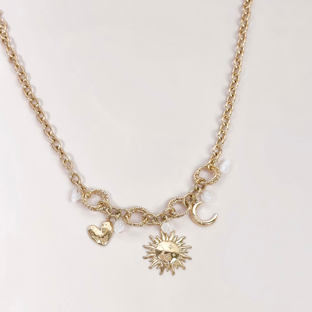Collier Alba Blanc acier inoxydable doré avec charms soleil lune et cœur – fond blanc