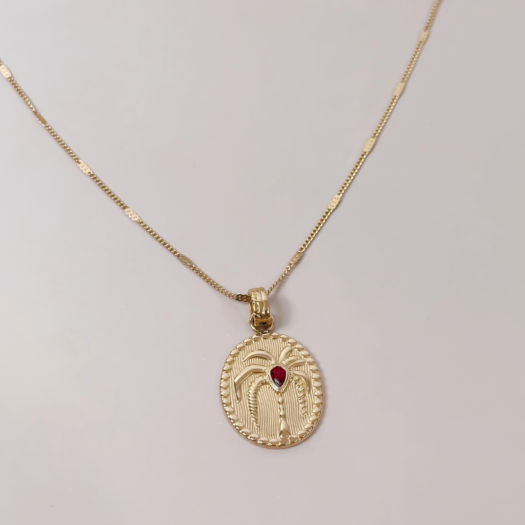 Collier Florina porté sur pull crème – seul, look minimaliste hiver