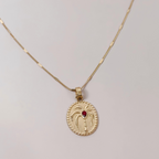 Collier Florina porté sur pull crème – seul, look minimaliste hiver