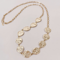 Collier long Graziella acier inoxydable doré médaillons martelés – fond blanc