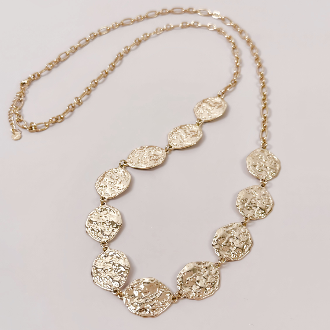 Collier long Graziella acier inoxydable doré médaillons martelés – fond blanc