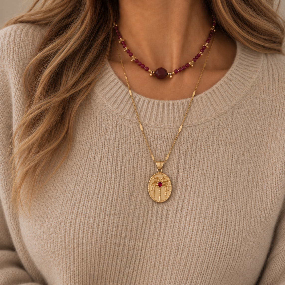 Collier Florina superposé avec collier de perles rouges – layering hiver
