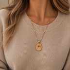 Collier Florina acier inoxydable doré – médaille palmier pierre rouge fond blanc