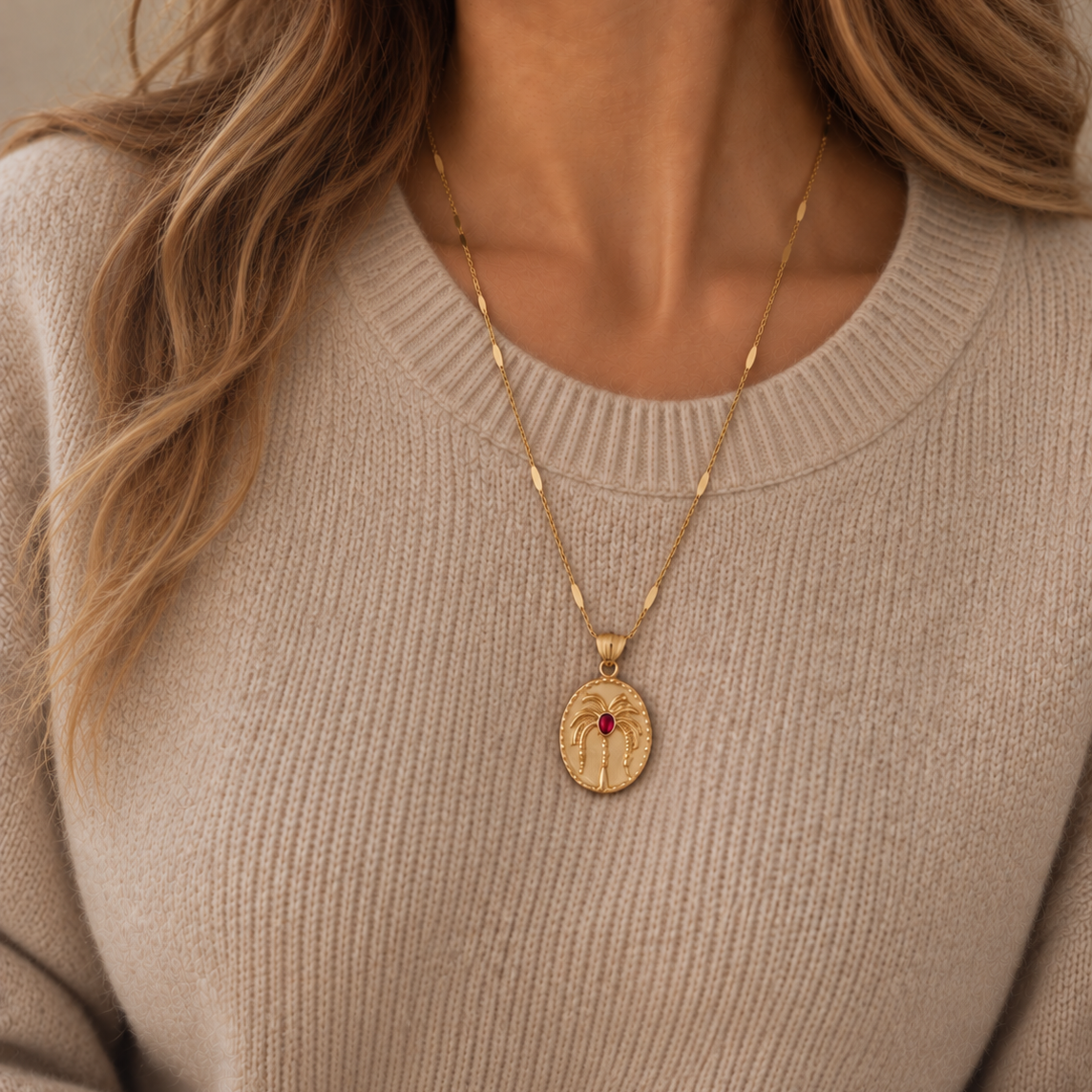 Collier Florina acier inoxydable doré – médaille palmier pierre rouge fond blanc