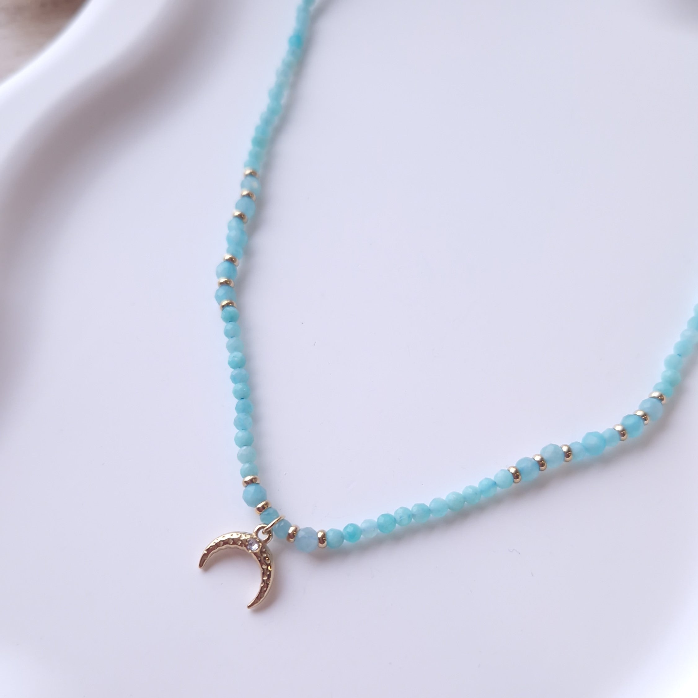 collier femme ras du cou perles fines bleues collier été tendance bijou délicat et lumineux femme
