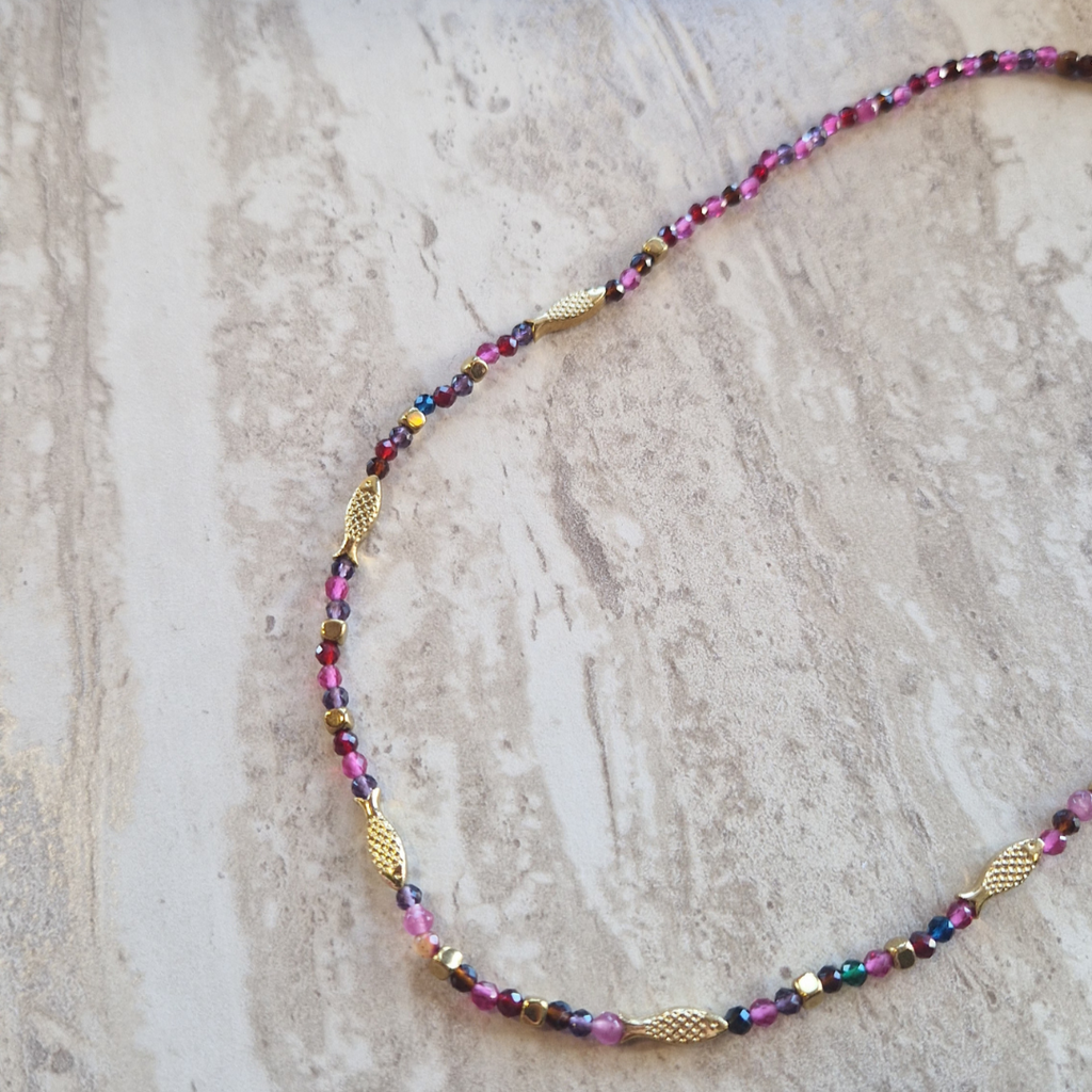 Collier Pia Multicolore à plat sur marbre – vue d'ensemble