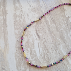 Collier Pia Multicolore à plat sur marbre – vue d'ensemble