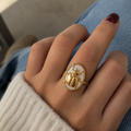 Bague Camille Scarabée – vue produit sur fond beige