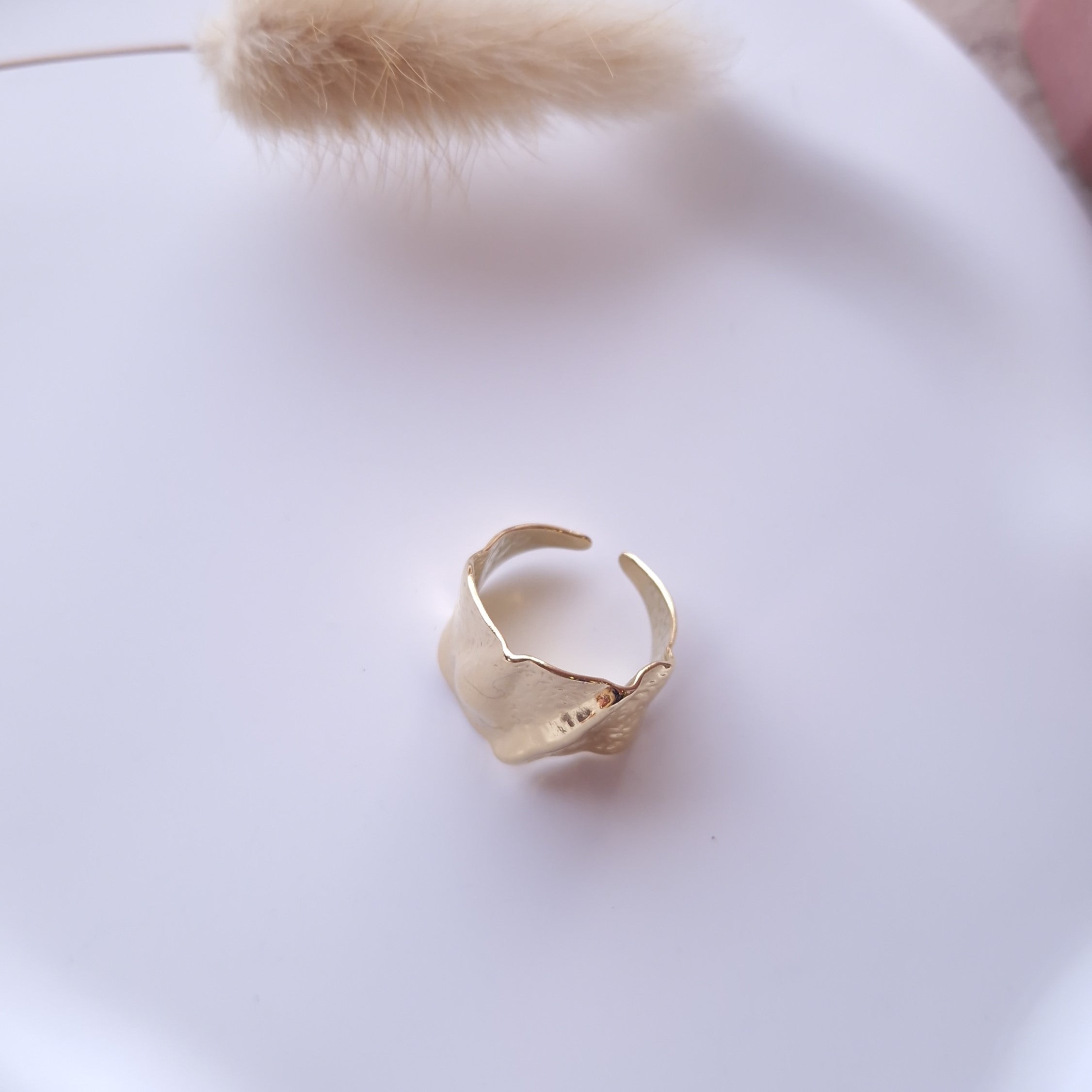 bague acier inoxydable femme finition martelée détail texture brillante bijou tendance résistant à l'eau 