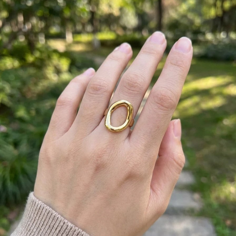 bague portée main femme acier inoxydable tendance 2026 tiktok bijou élégant intemporel chic