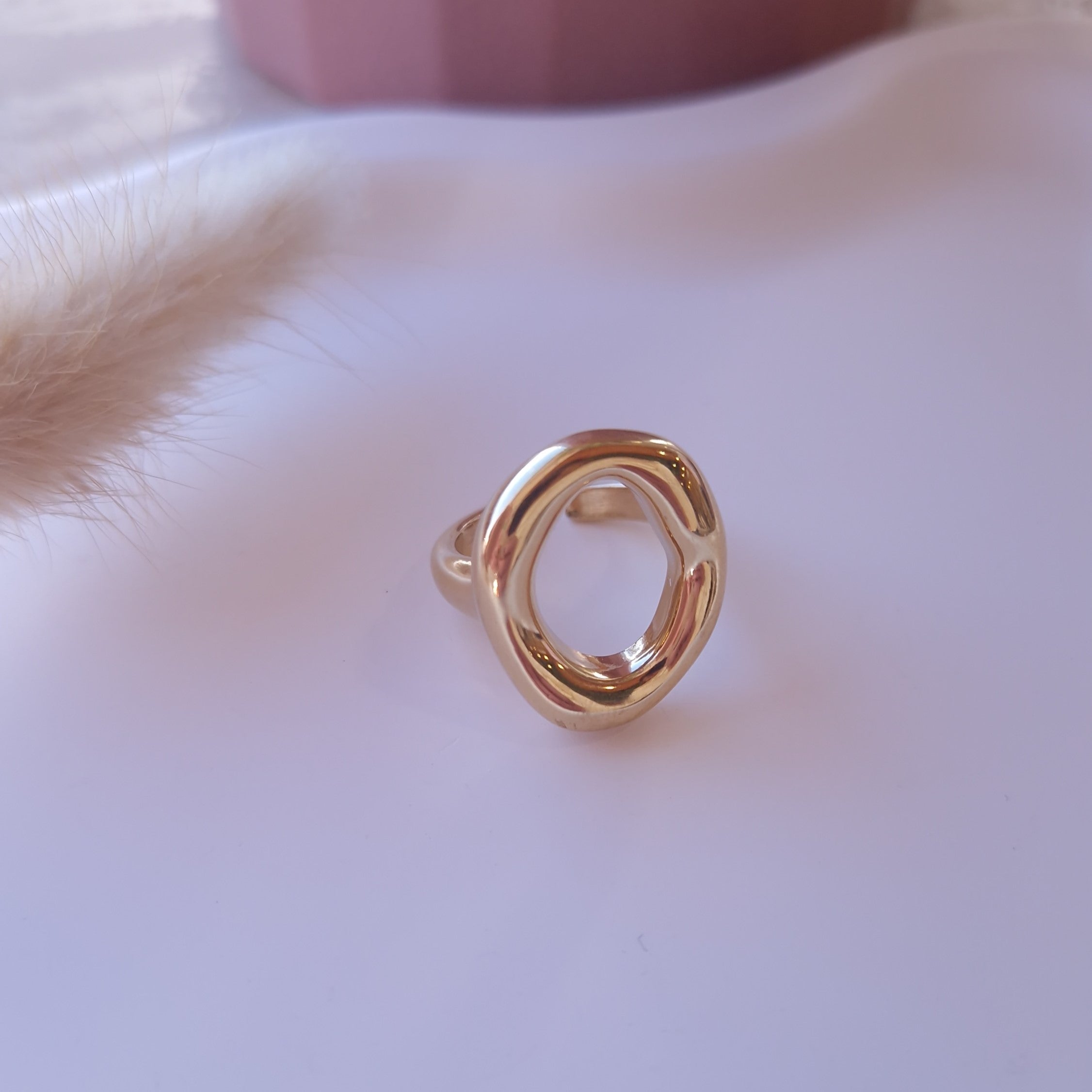 bague tendance 2026 dorée femme acier inoxydable bague ovale moderne chic minimaliste mode 2026 incontournable