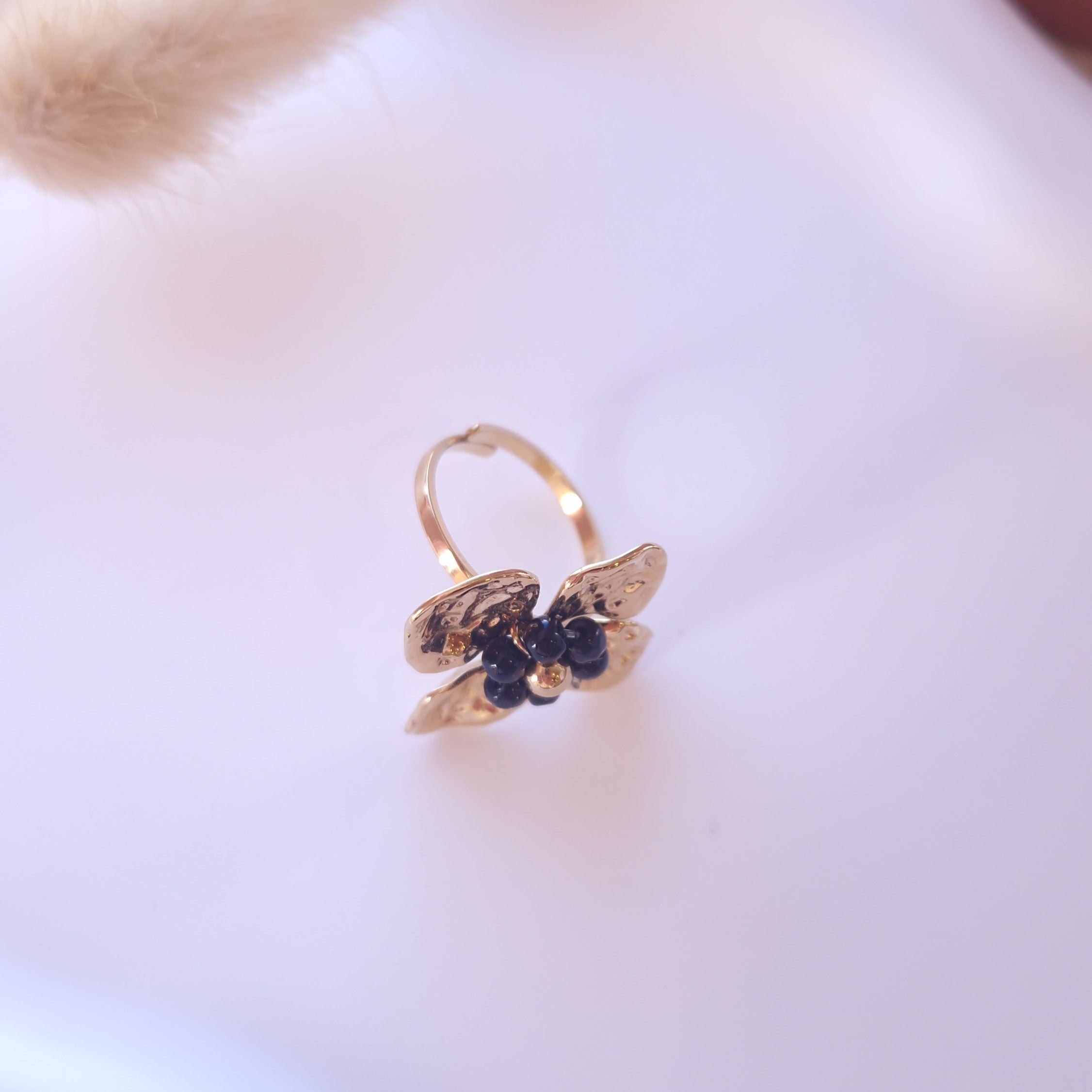 bague acier inoxydable femme forme fleur perles noires
