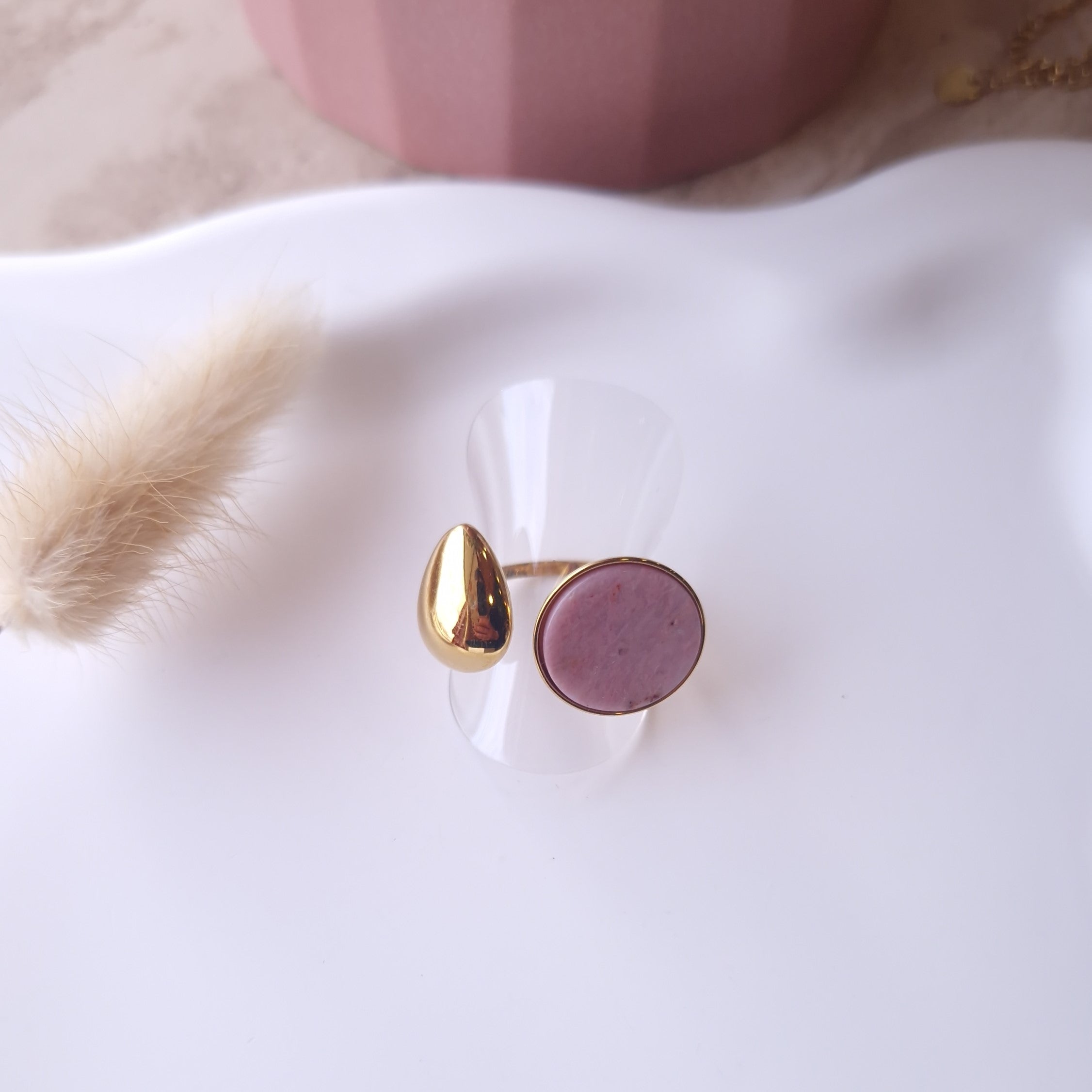 bague réglable ouverture devant acier inoxydable forme goutte et pierre rose