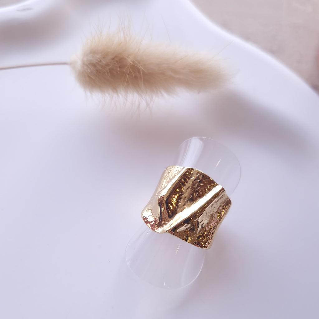 bague dorée martelée effet texture acier inoxydable hypoallergénique bijou résistant à l'eau tendance