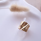 bague dorée martelée effet texture acier inoxydable hypoallergénique bijou résistant à l'eau tendance