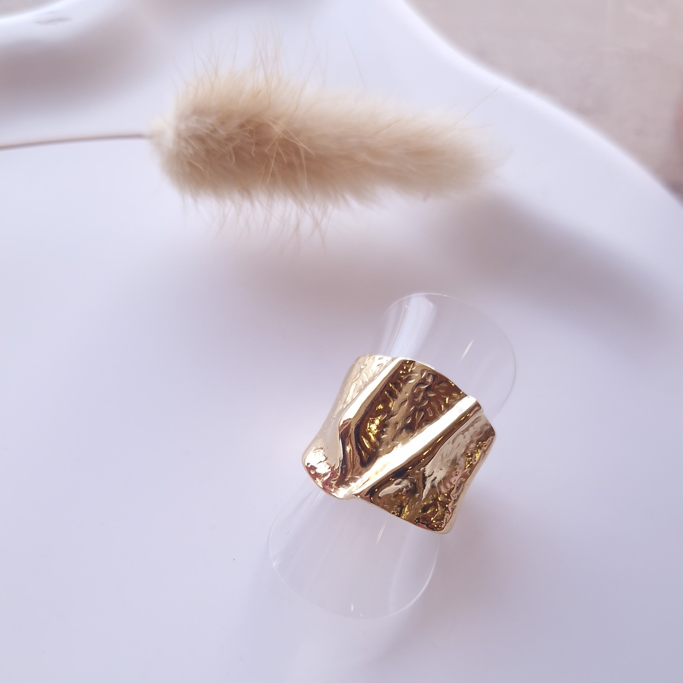 bague dorée martelée effet texture acier inoxydable hypoallergénique bijou résistant à l'eau tendance