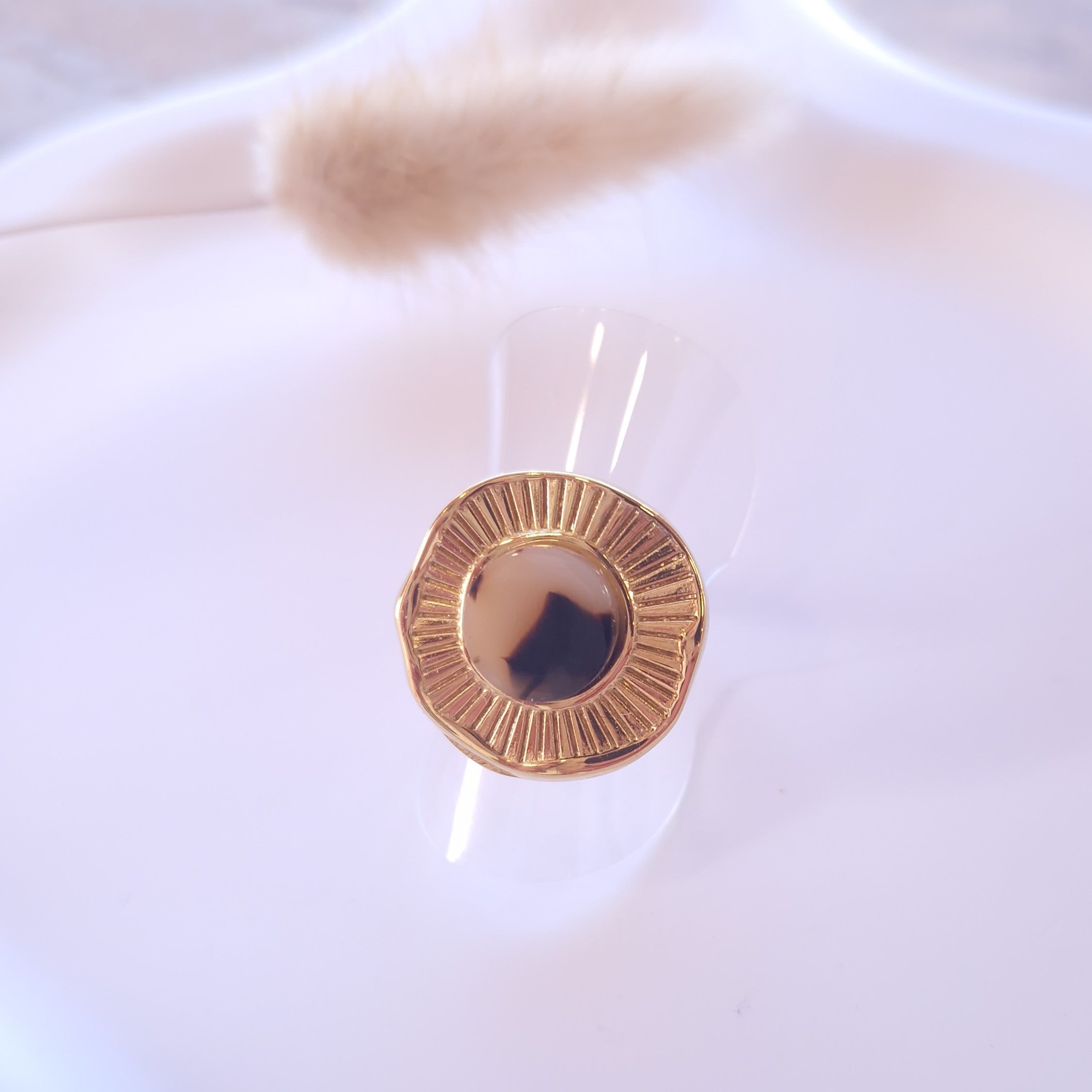 bague ronde dorée texturée en acier inoxydable effet pierre nacré 