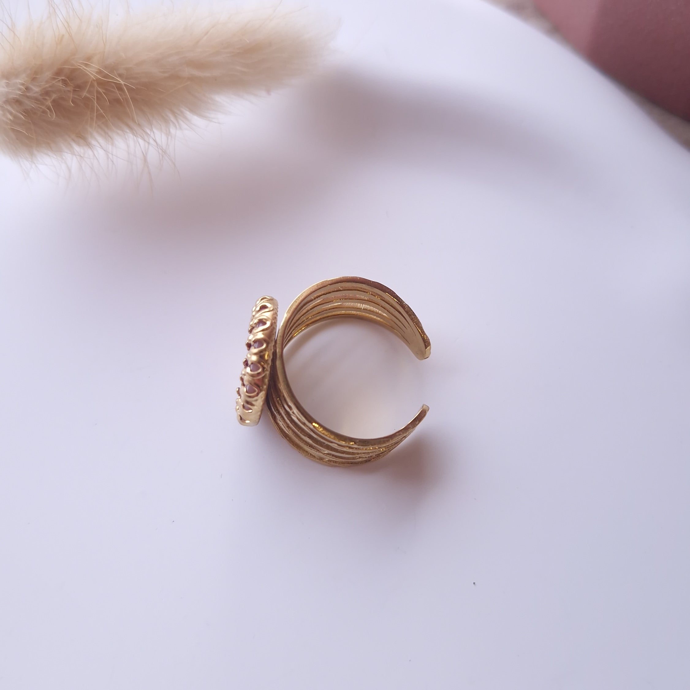 bague femme acier inoxydable doré vue de profil anneau fin ajustable bijou résistant à l'eau 