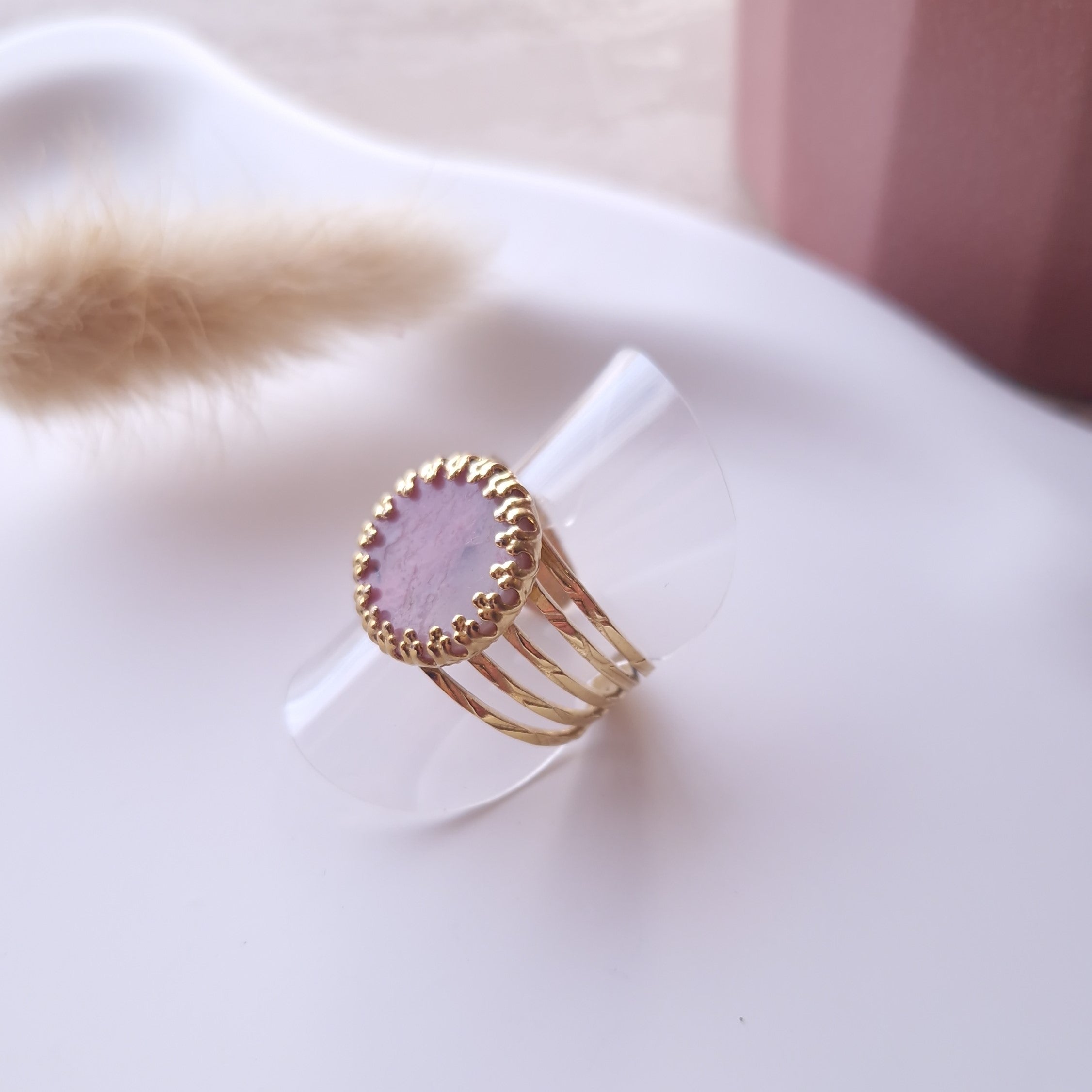 bague dorée avec pierre rose acier inoxydable hypoallergénique bijou féminin chic pour occasion mariage baptême 