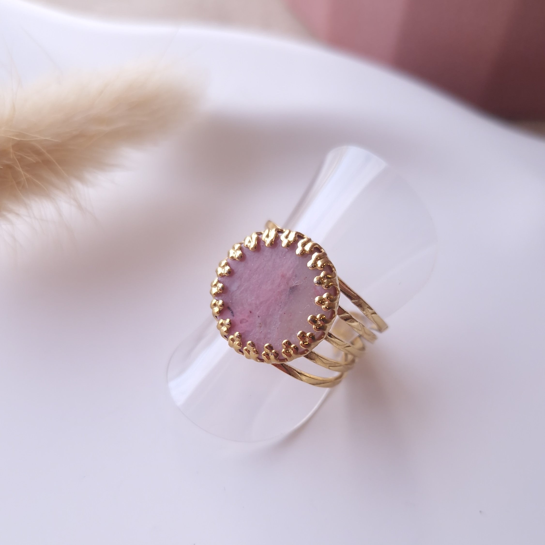 bague femme acier inoxydable doré pierre rose ronde sertie bijou élégant tendance résistant à l'eau hypoallergénique couleur tendance rose clair