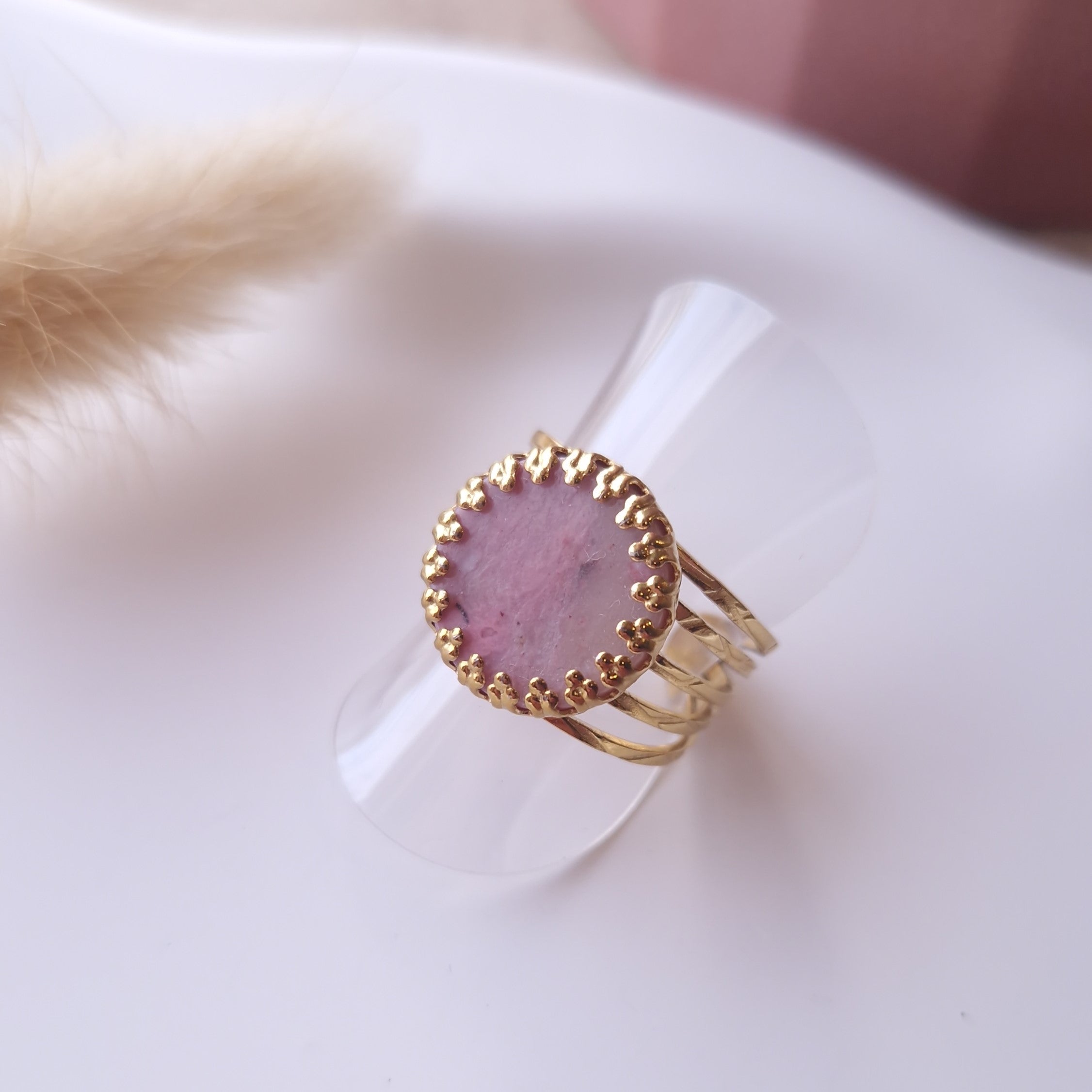 bague acier inoxydable doré détail pierre rose bijou élégant et lumineux idée cadeau bague réglable 