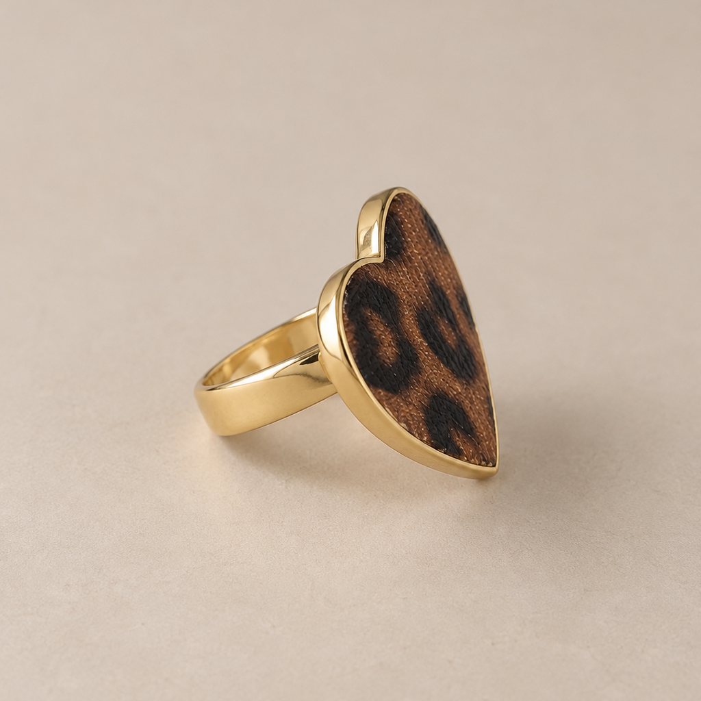 Bague Léo Cœur Léopard – vue produit sur fond beige