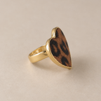 Bague Léo Cœur Léopard – vue produit sur fond beige