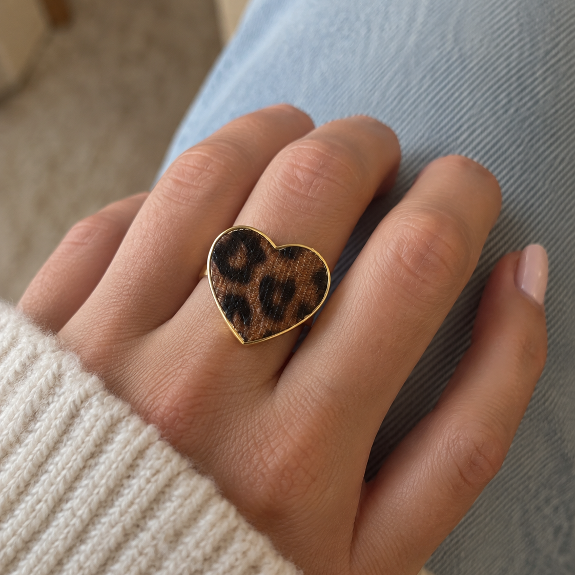 Bague Léo Cœur Léopard – portée au doigt