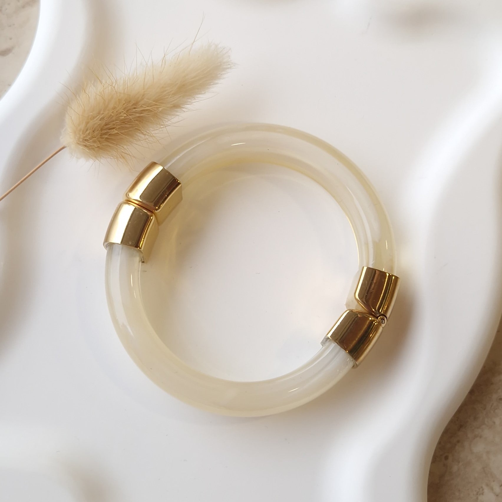 bracelet jonc beige femme résine doré fermoir aimanté bijou tendance