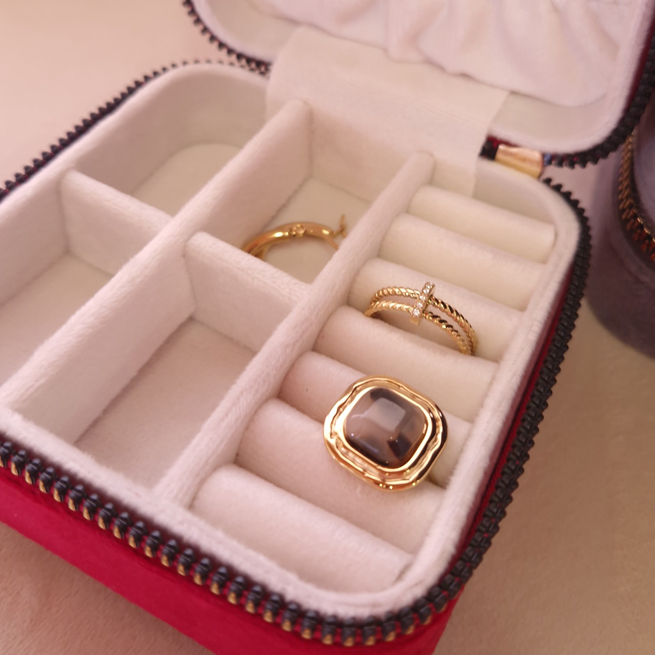 boite à bijoux de voyage avec compartiments rangement bagues colliers et boucles d'oreilles format compact pratique 