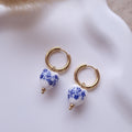boucles d'oreilles femme perles céramique teintes bleues dessins fleurs acier inoxydables créoles tendance 