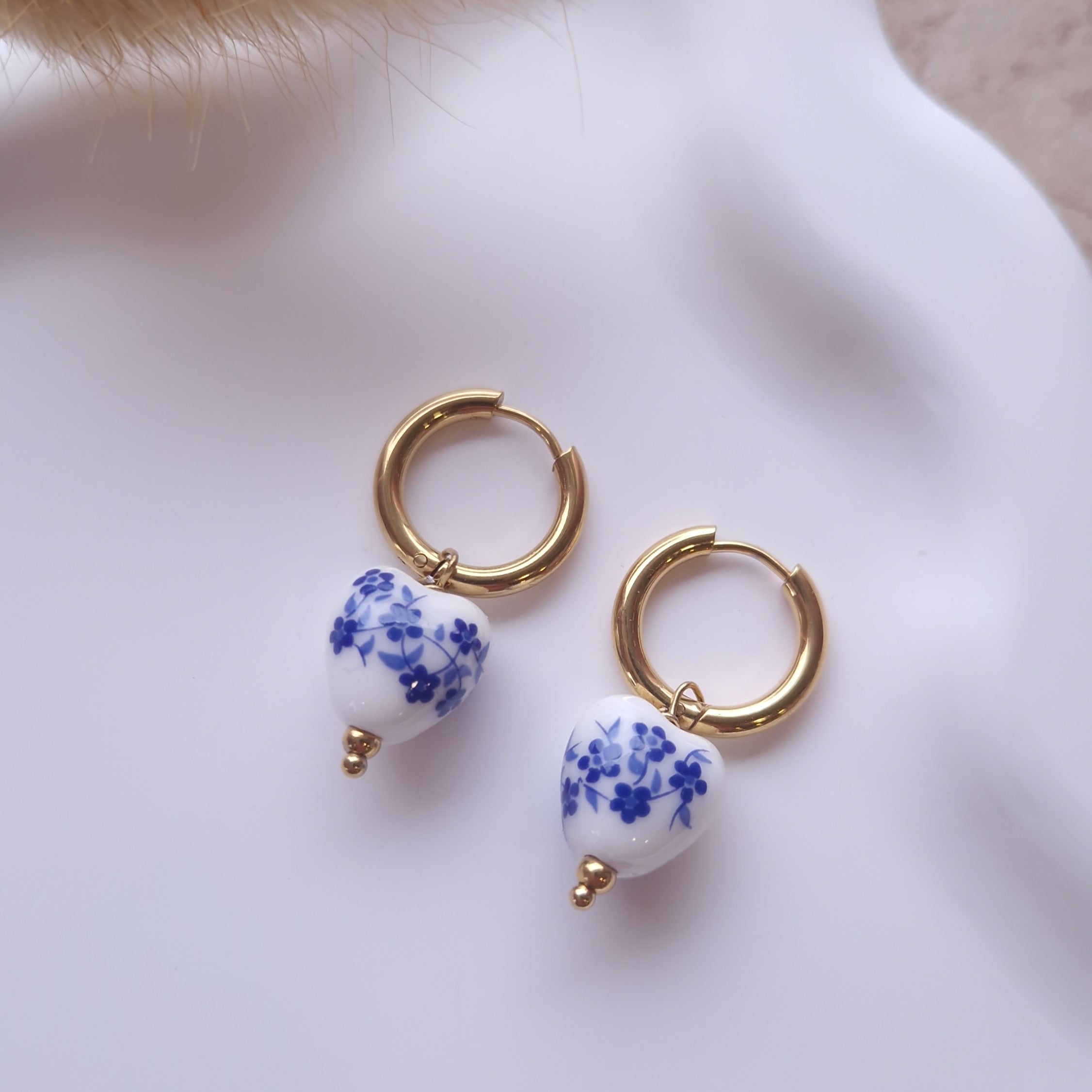 boucles d'oreilles femme perles céramique teintes bleues dessins fleurs acier inoxydables créoles tendance 