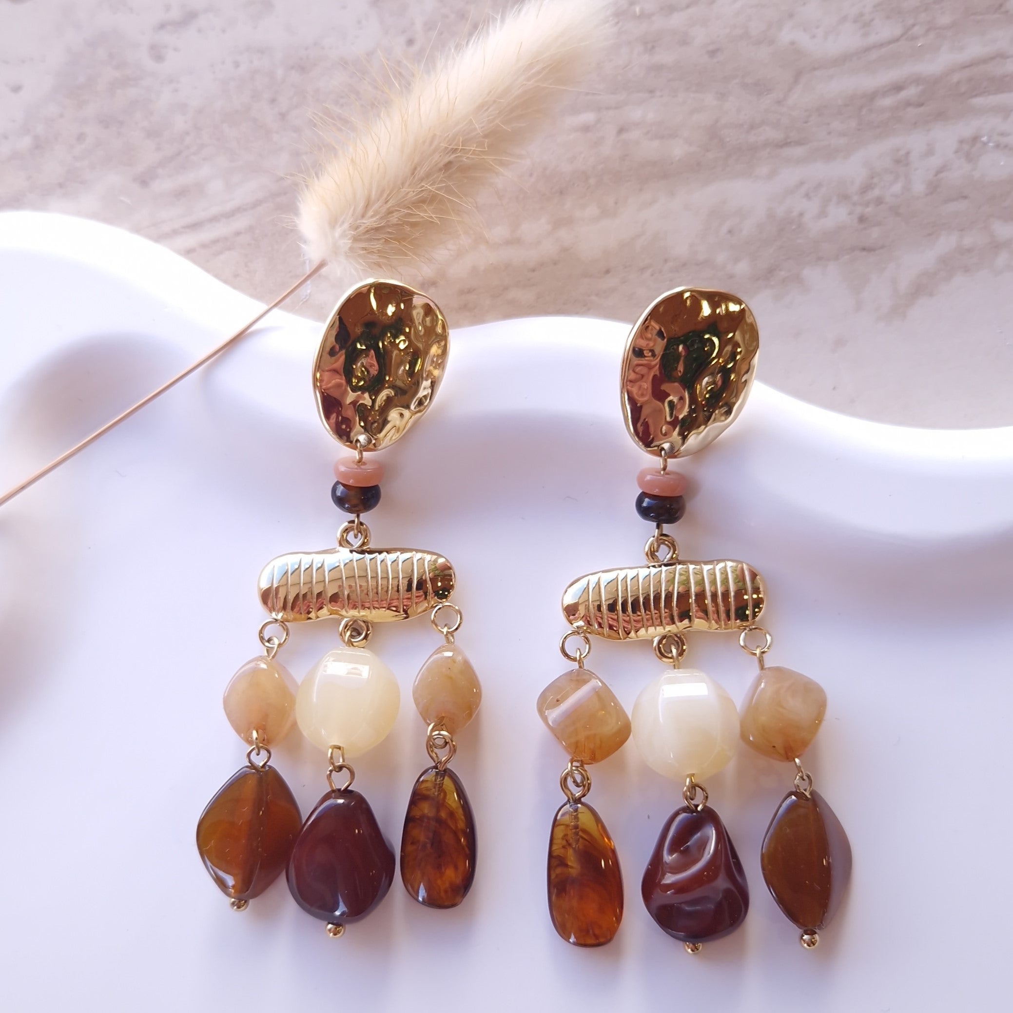 Boucles d'oreilles pendantes marron glacé beige et crème en acrylique et acier inoxydable doré bijou élégant aux tons naturels et intemporels