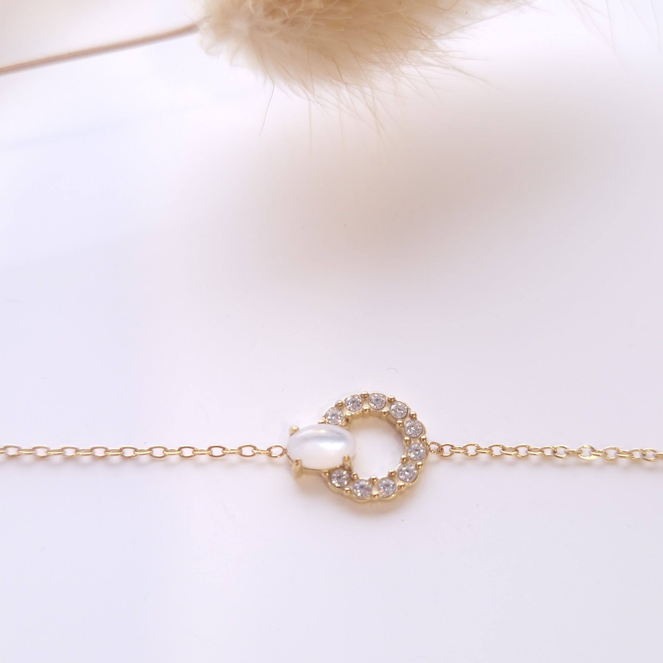 détail bracelet femme acier inoxydable cercle strass bijou élégant chic 