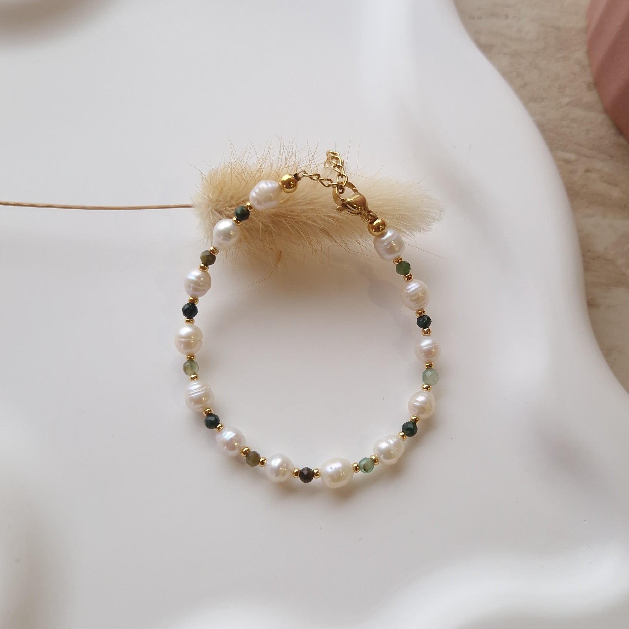 bracelet perles d'eau douce et perles facettées vert clair et kaki femme acier inoxydable doré