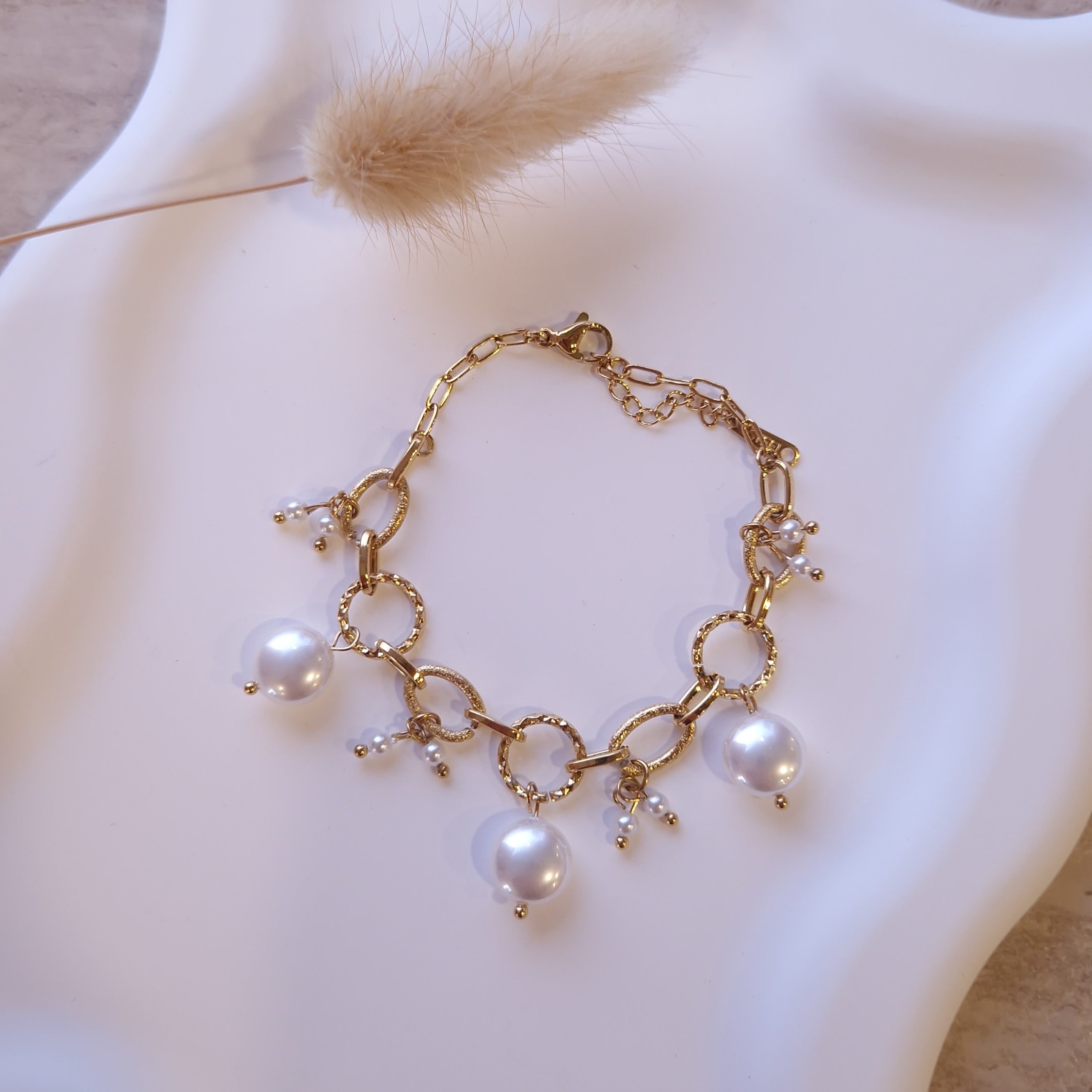 bracelet breloque tendance femme 2026 acier inoxydable perles blanches